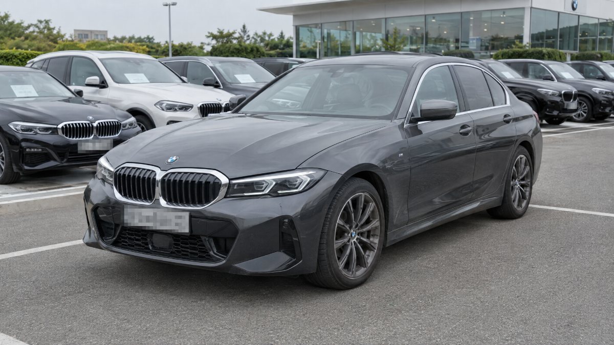 인증중고차 전시장에 세운 BMW 3시리즈