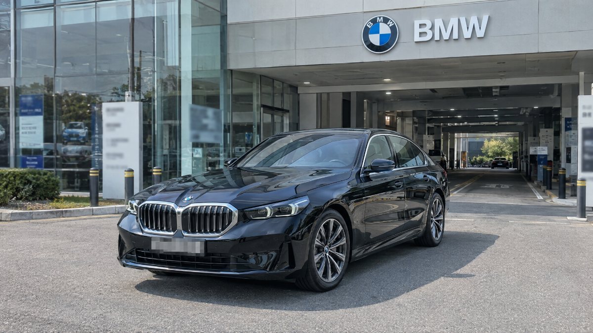 BMW 서비스센터 앞에 세운 BMW 5시리즈
