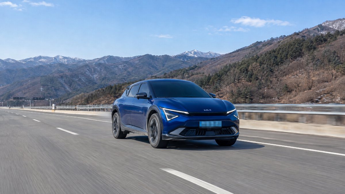 장거리 고속도로를 달리는 기아 전기 SUV