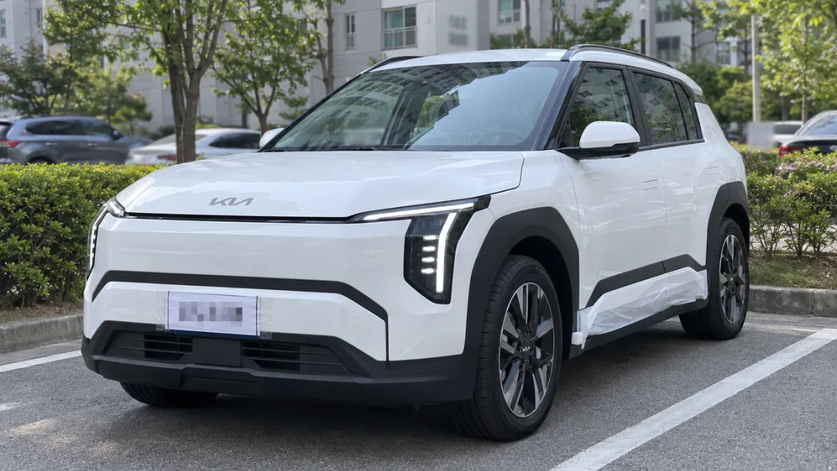 임시번호판을 단 새 기아 EV3