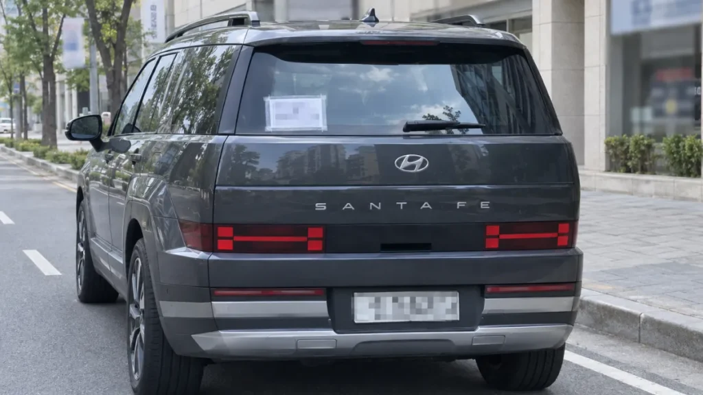 뒤 유리에 임시번호판을 붙인 새 현대 싼타페
