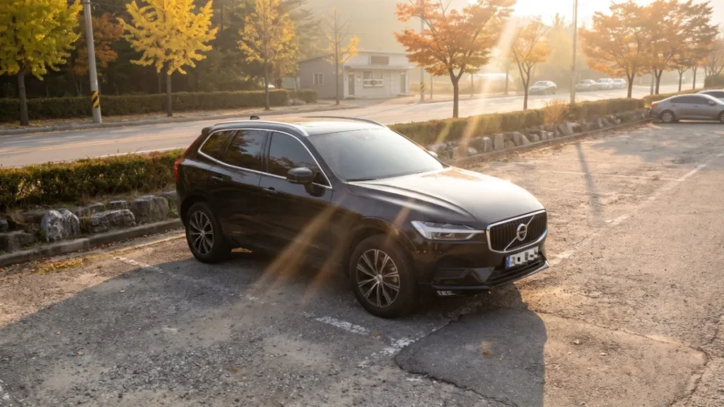 가을 오후 교외 주차장에 세워 둔 검은색 볼보 XC60